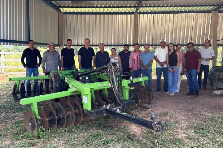 Deputado Alan Queiroz entrega grade niveladora no valor de R$ 68 mil para associação rural da Linha 15, em Alvorada do Oeste