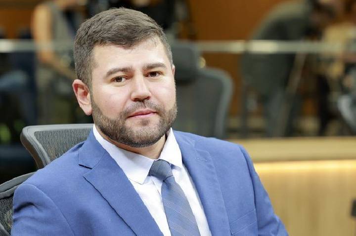 Deputado estadual de Goiás morre em acidente de carro em meio à campanha
