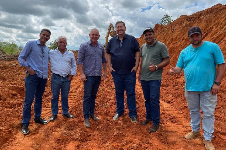 Deputado Ezequiel Neiva acompanha obras de rebaixamento de morros em Machadinho D’Oeste