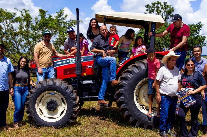 Deputado Ismael Crispin fortalece agricultura familiar e viabiliza trator em Seringueiras