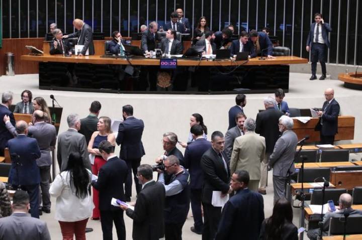 Deputados aprovam projeto que torna crime aumento abusivo de preços de combustíveis