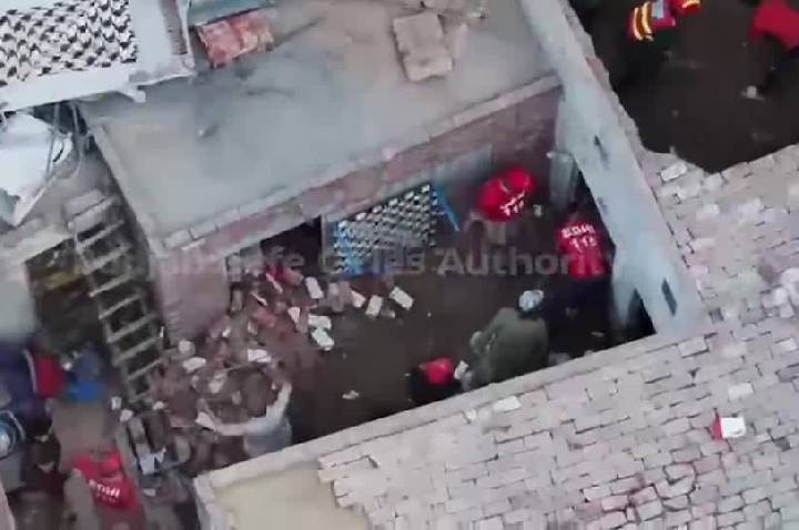 Desabamento de telhado no Paquistão mata 14 crianças