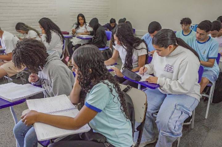 Desempenho escolar no Brasil se aprimora a longo prazo, mas permanece baixo
