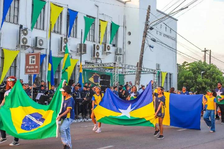 Desfile cívico em Porto Velho celebra a Independência do Brasil com escolas municipais