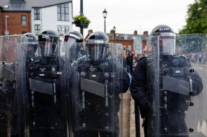 Desfile de protestantes em área católica tem confusão na Irlanda do Norte