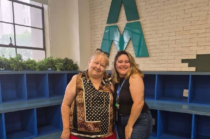 Dia da Educação: aos 73 anos, professora realiza sonho de estudar medicina