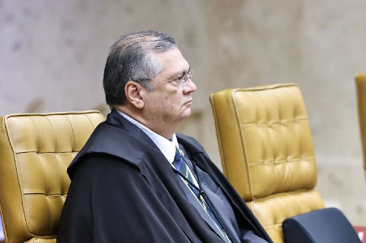 Dino critica “cota informais de emendas” a “oligarquias parlamentares”