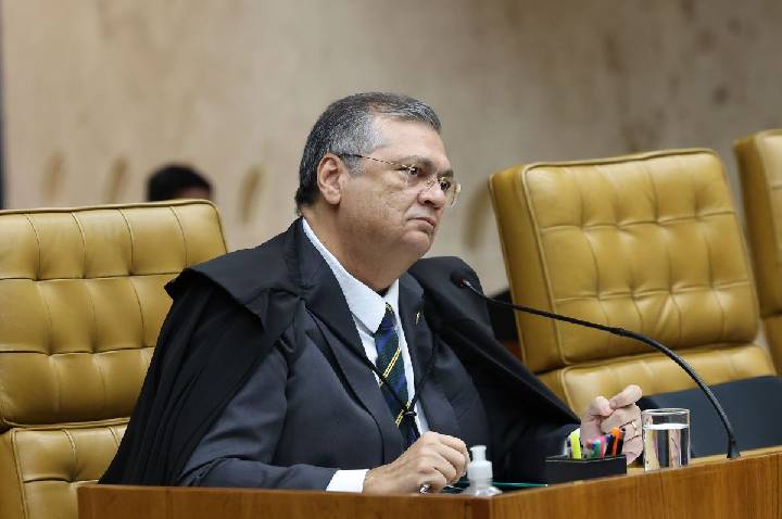 Dino dá 48 horas para Câmara explicar viagem de Mário Frias ao Bahrein