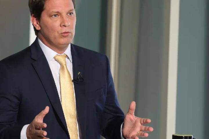 Dino impede deputado Mario Frias de deixar o Brasil diante de risco de evasão