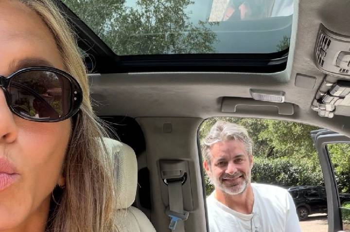 Discreta, Jennifer Aniston faz raro post com namorado coach
