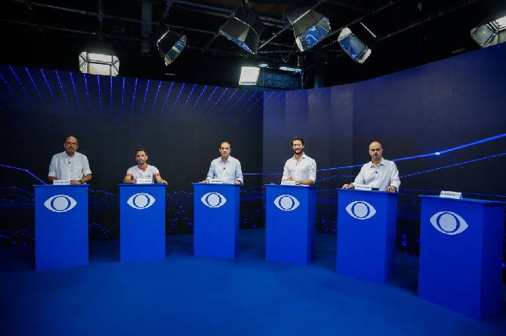 Dívidas, impostos e privatizações marcam primeiro debate em Minas