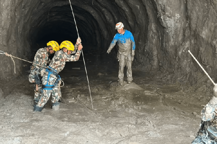 Dois homens são resgatados de túnel no Nepal nove dias após enchentes