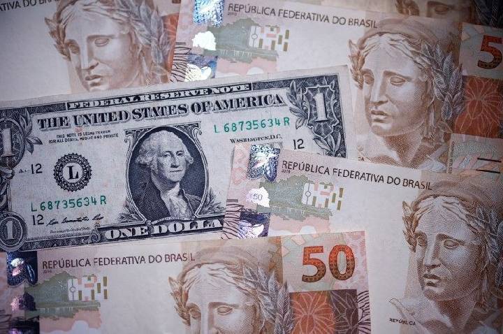 Dólar abre em queda com nova pesquisa eleitoral em foco