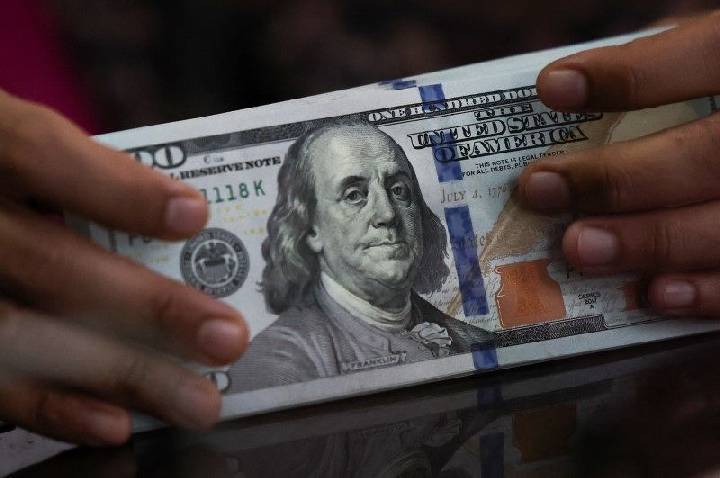 Dólar inicia dia em alta acompanhando guerra no Oriente Médio