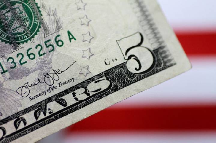 Dólar ronda estabilidade com IPCA-15 e guerra em foco