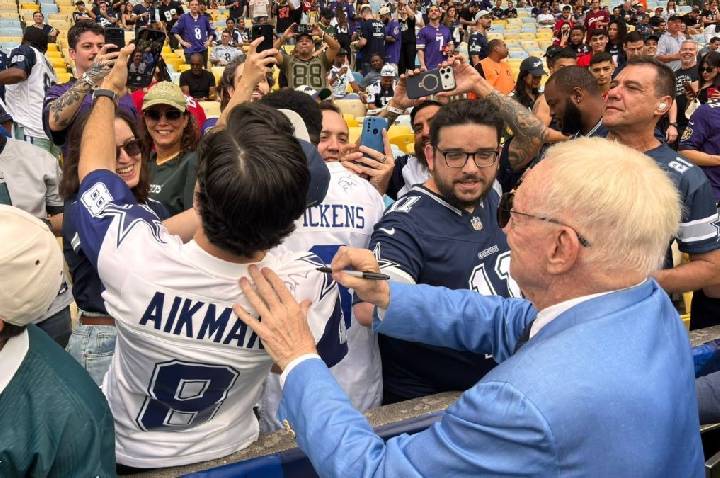 Dono do Dallas Cowboys atende fãs antes de jogo da NFL no Maracanã