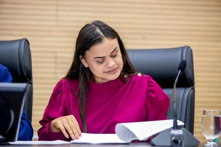 Dra. Taíssa destina micro-ônibus para Colégio Tiradentes em Guajará-Mirim