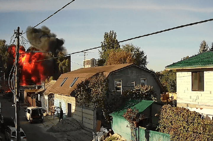 Drone russo atinge escola em Kiev e provoca incêndio; Veja vídeo