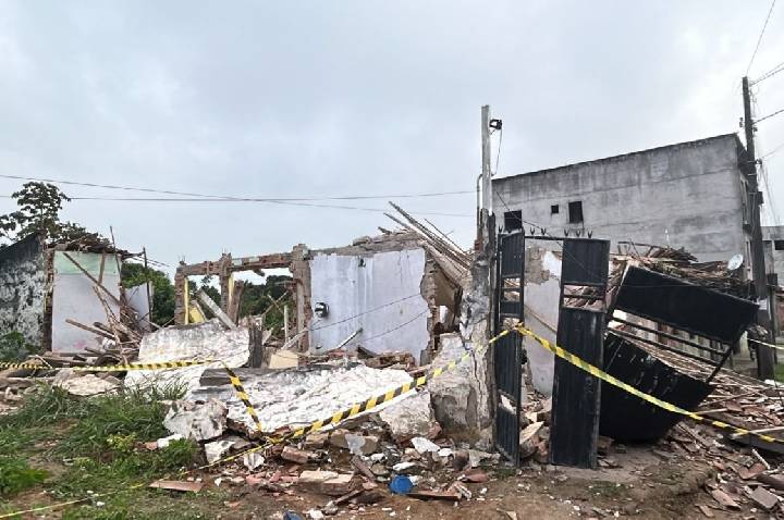Duas casas desabam e ao menos três ficam feridos após explosão na Bahia