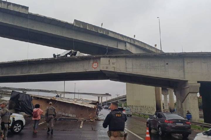 Duas pessoas morrem após caminhão despencar de ponte na BR-290 no RS