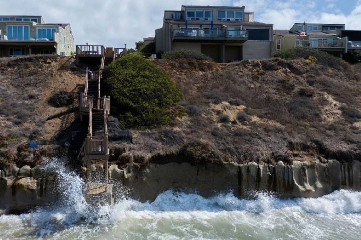 Elevação do nível do mar destrói casas e apaga praias na Califórnia