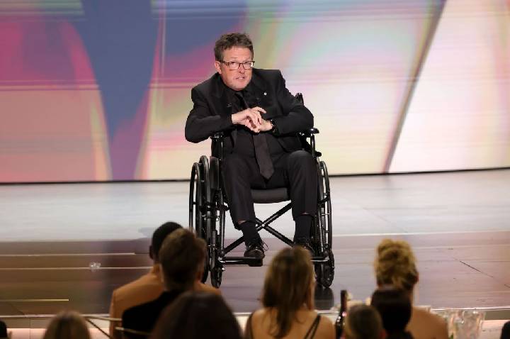 Em cadeira de rodas, Michael J. Fox é ovacionado e recebe homenagem do Emmy