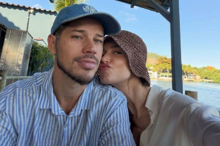 Em clima de romance, atriz de “Quem Ama Cuida” posa com José Loreto