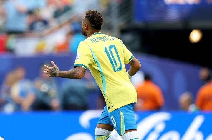 Em meio à eliminação, Neymar alcança marca de Pelé em Copas do Mundo