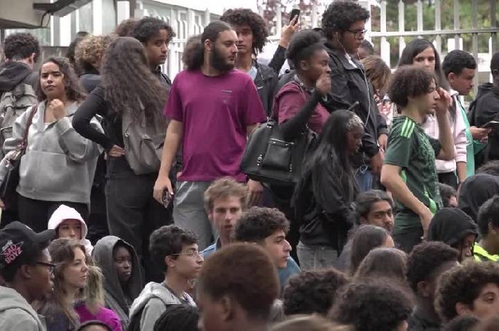 Em meio a protestos, França propõe corte de gastos públicos