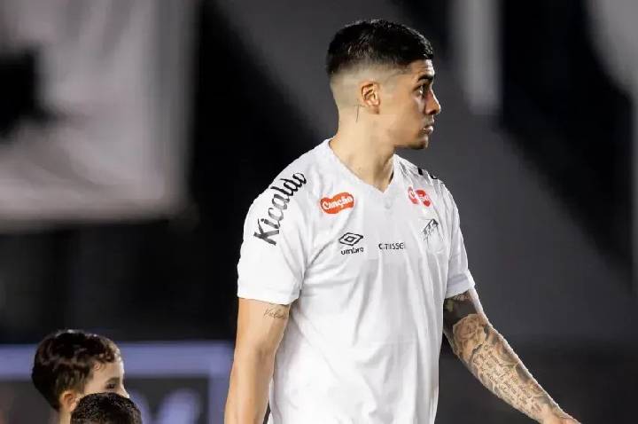 Em negociação com o Racing, Adonis Frias desfalca o Santos contra o Vasco