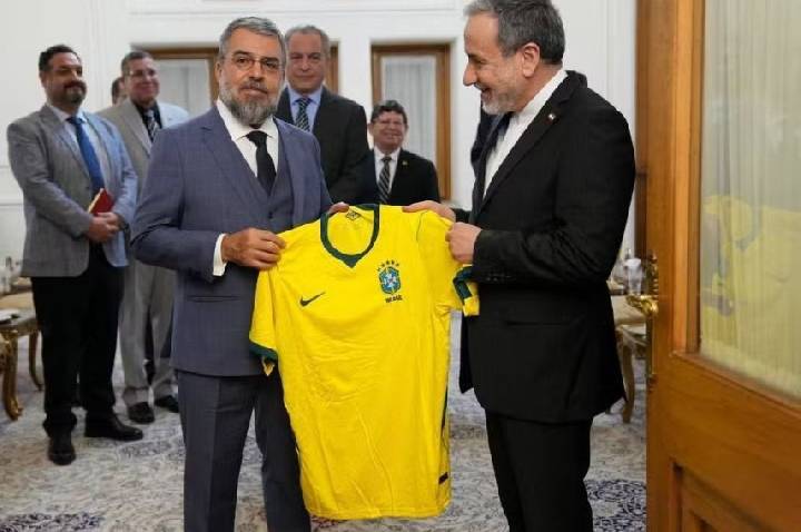 Embaixador do Brasil entrega camisa da Seleção a chanceler do Irã