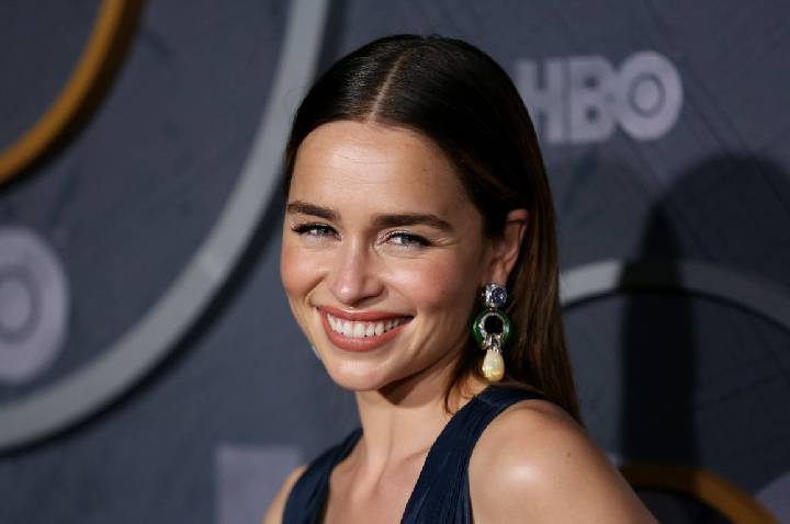 Emilia Clarke desabafa sobre sequelas ocultas de hemorragias cerebrais