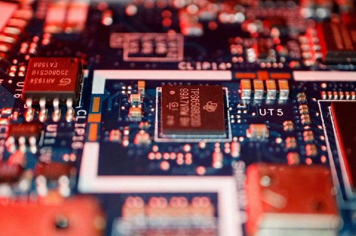 Empresas chinesas de chips disparam na estreia em Hong Kong após IPOs