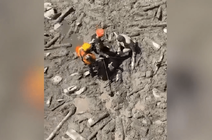 Enchente no Nepal: Imagens mostram resgate de sobreviventes em meio à lama