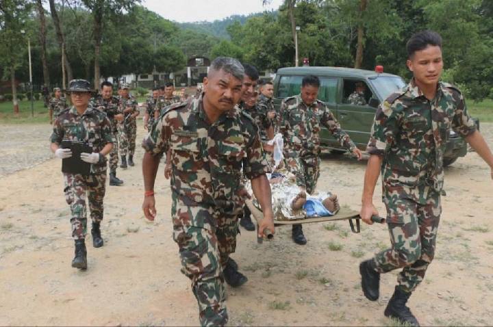 Enchentes no Nepal: parentes procuram sobreviventes em quartel do exército