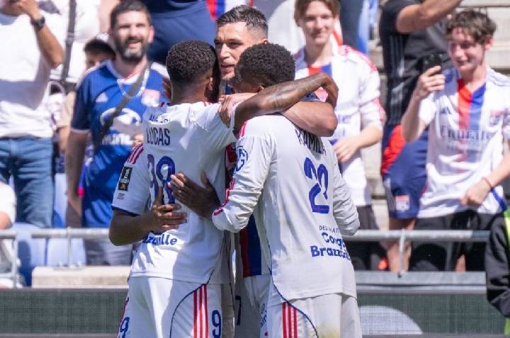 Endrick carimba a trave, mas passa em branco na vitória do Lyon na Ligue 1