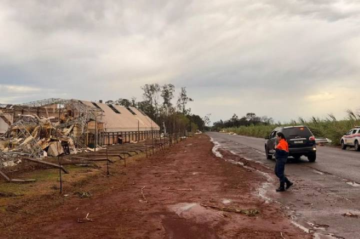 Entenda a diferença entre tornado e microexplosão, fenômenos que ameaçam SP