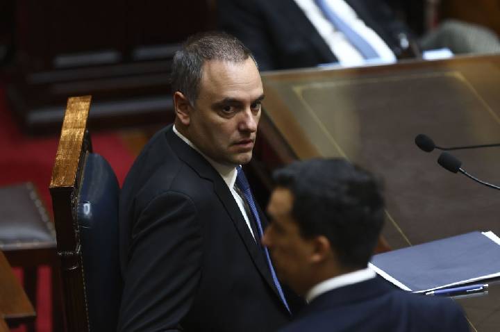 Entre gritos e pipoca, Milei defende chefe de gabinete após escândalos