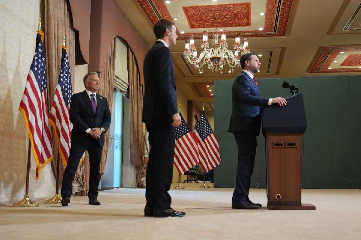 Enviados de Trump debatem programa nuclear iraniano
