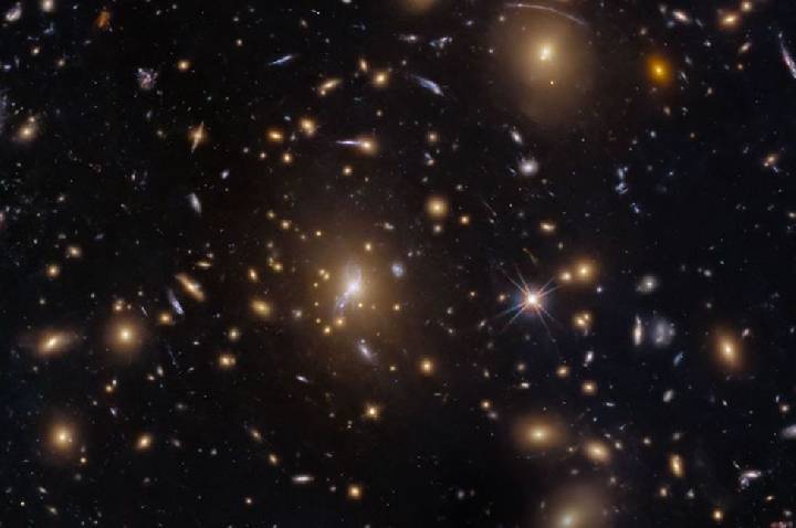Enxame de galáxias é observado pelo telescópio Hubble; veja