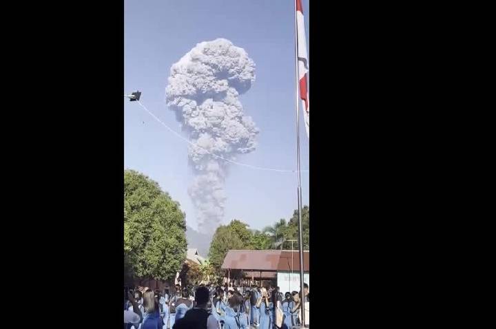 Equipes da Indonésia procuram três desaparecidos após erupção de vulcão