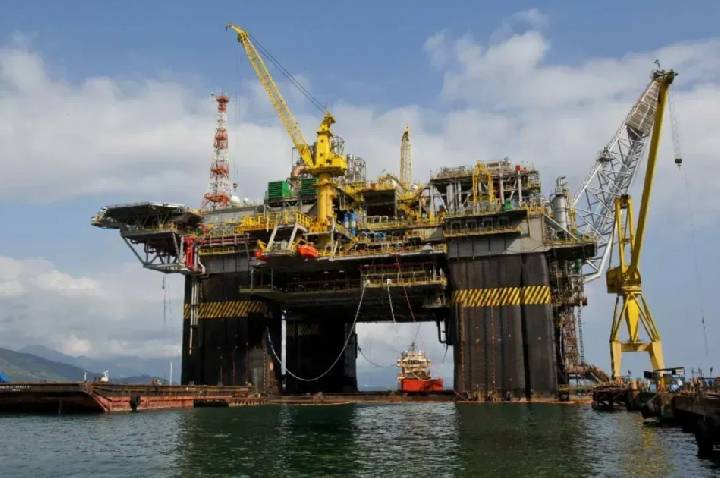 Especialista: Tarifa sobre exportação do petróleo é afronta ao Legislativo