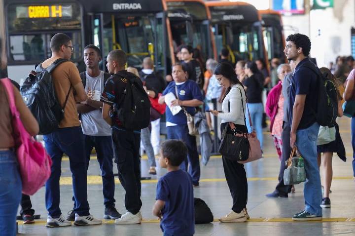 Estabilidade do setor de serviços em julho e crescimento de 2,4% em 12 meses