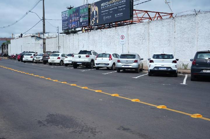 Estacionamento gratuito no entorno do shopping facilita a vida da população