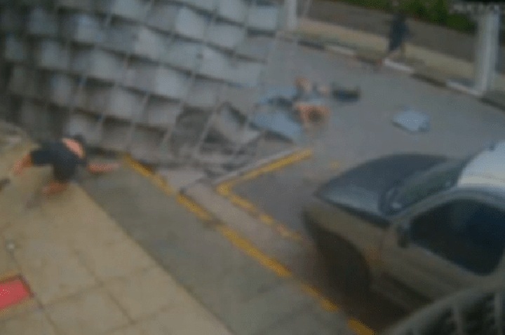 Estrutura de loja cai em crianças após ventania no litoral de SP