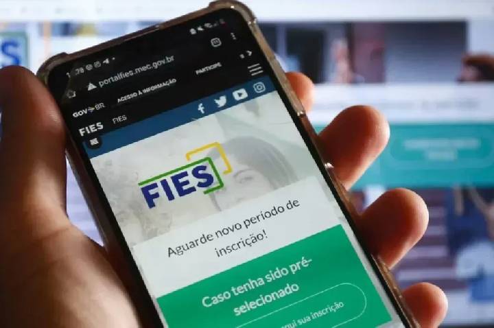 Estudantes devem concluir cadastro do Fies até esta terça (4); saiba como