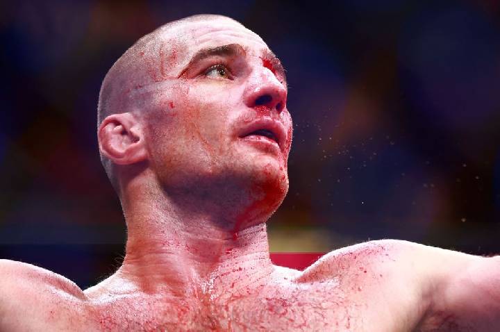 “Eu sou um idiota”, diz campeão do UFC após sobreviver a grave acidente