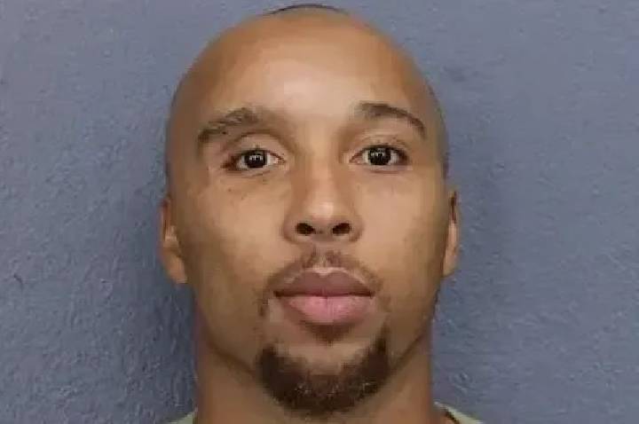 Ex-jogador da NFL é preso após flagrante de ato sexual em shopping