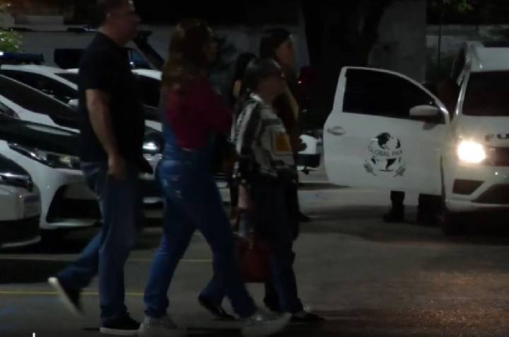 Familiares de piloto de acidente aéreo no RJ chegam ao IML
