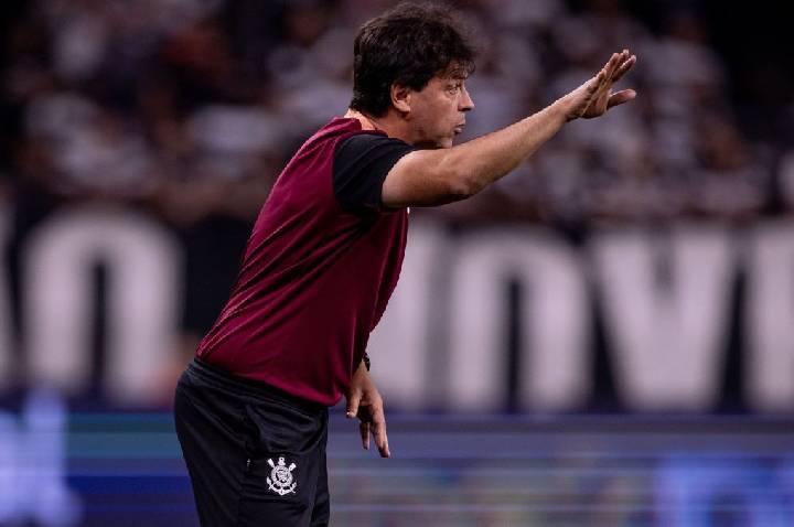 Fernando Diniz é direto sobre renovação do Memphis Depay com Corinthians